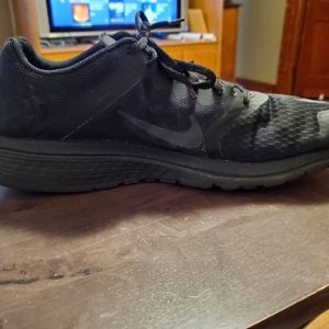 Mens Black Nike Tennis Shoes